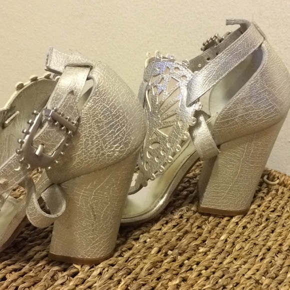 ⚡️Givenchy metallic leather lace heart block heels - Picture 12 of 16